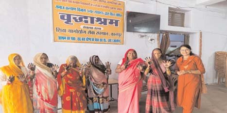 जिलाधिकारी की संवेदनशील पहल से करवाचौथ पर वृद्धाश्रम में लौटी रौनक, सुहागिन दादियों के हाथों में सजी मेहंदी