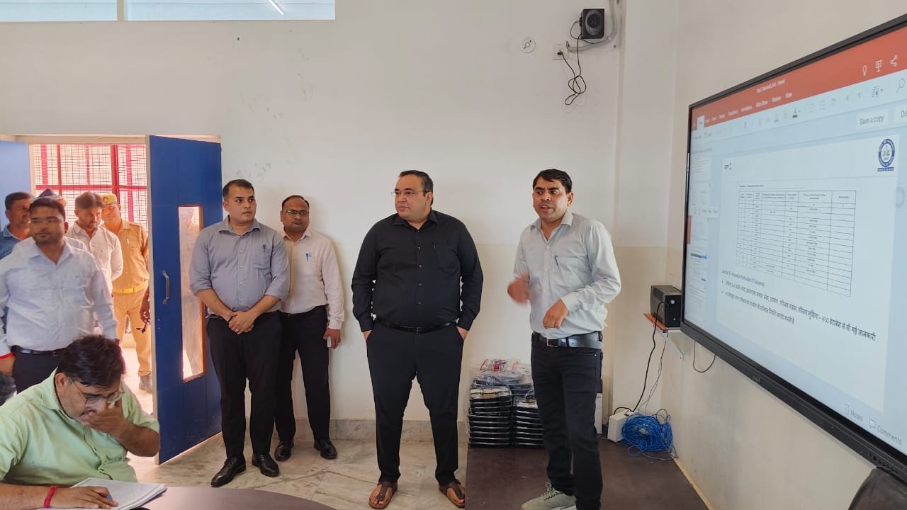 सुपरवाइजरों का प्रशिक्षण जारी जिलाधिकारी प्रणय सिंह ने प्रशिक्षण स्थल का किया औचक निरीक्षण