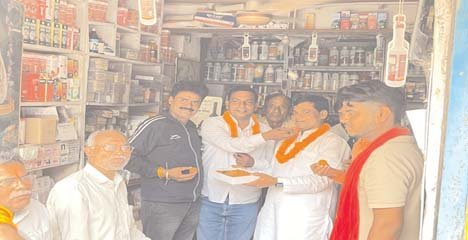 शिक्षक एमएलसी प्रत्याशी की जीत पर सपाइयों ने मनाया जश्न, मिठाई खिलाकर दी बधाई