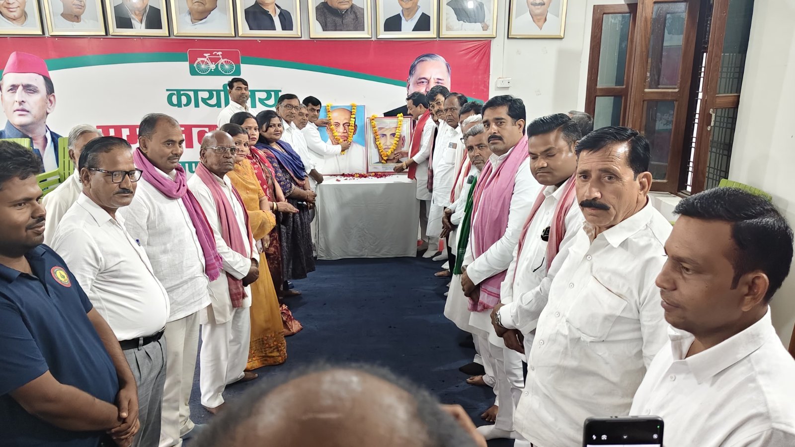 सपा कार्यालय में सरदार पटेल और आचार्य नरेंद्र देव की जयंती मनाई,किया नमन*