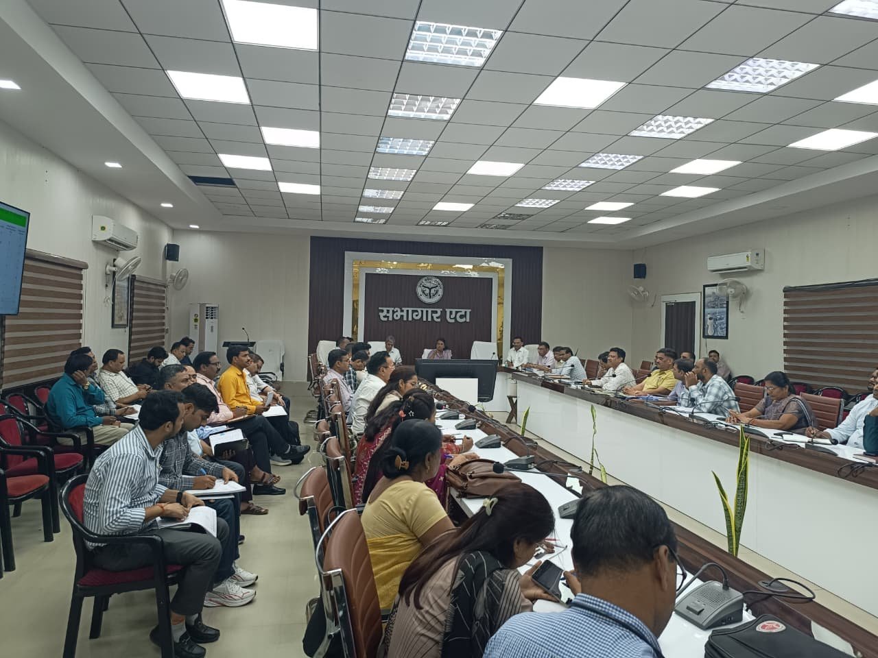 *संचारी रोगों की रोकथाम के लिए घर-घर पहुंचकर लोगों को जागरूक करें आशा एवं आंगनबाड़ी कार्यकर्ती : जिलाधिकारी*