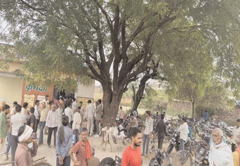 डीएपी लेने पहुंचे किसानों की भीड़, पुलिस की मौजूदगी में हुआ खाद का वितरण