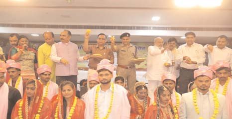 105 जोड़ों ने कराया था पंजीकरण, महारानी गार्डन में विभिन्न धर्मों की परंपराओं के अनुसार संपन्न हुए विवाह, जनप्रतिनिधियों ने नवदंपतियों को दिया आशीर्वाद