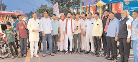 सपा स्नातक प्रत्याशी की जीत पर पार्टी जनों ने गोले दागकर, मिठाई बांटकर मनाया जश्न