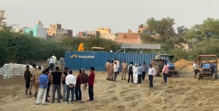 वृंदावन में नगर निगम की कार्रवाई पर विवाद, बिना नोटिस बाउंड्री वॉल ढहाने और सामान ले जाने का आरोप ।